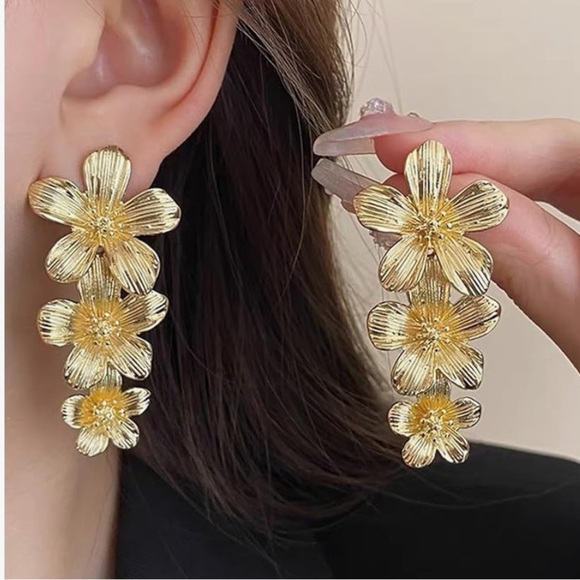 Designer look Gold Floral Drop Earrings with 3 flowers in graduated sizes - Picture 3 of 3